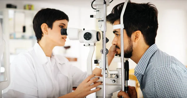 Patiënt Klant Bij Spleetlamp Optometrist Opticien Behandeling Van Gezichtsvermogen — Stockfoto