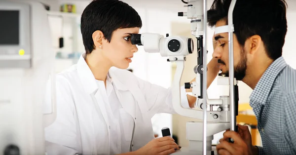 医療事務での検眼医で視力検査を行う女性 — ストック写真