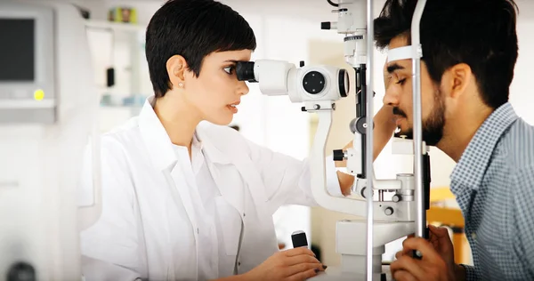 Kadının Göz Testi Optometrist Tıbbi Ofis Ile Yapması — Stok fotoğraf