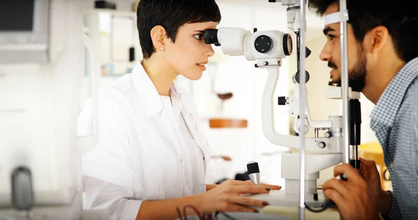 Femme Faisant Test Oculaire Avec Optométriste Dans Cabinet Médical — Photo