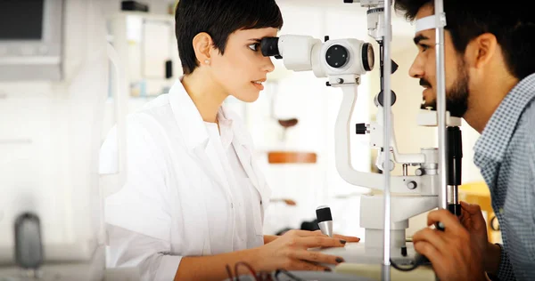 Mujer Haciendo Prueba Ocular Con Optometrista Consultorio Médico —  Fotos de Stock