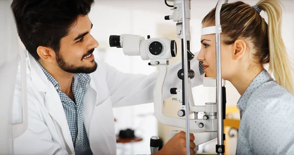 Optometrista Examinando Paciente Clínica Oftalmologia Com Equipamento Profissional — Fotografia de Stock
