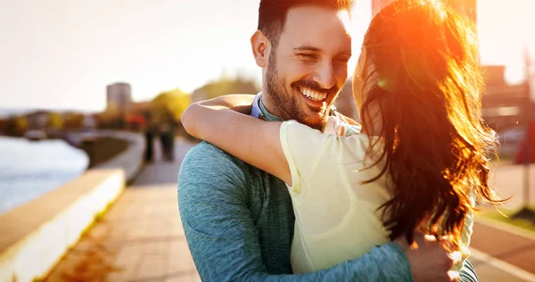 Feliz Joven Pareja Deportiva Compartiendo Momentos Románticos Naturaleza —  Fotos de Stock