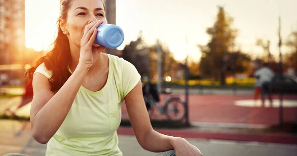 Durstige Schöne Sportlerin Beim Jogging Training — Stockfoto