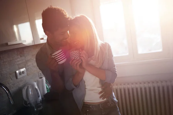 Beau Jeune Couple Amoureux Embrasser Boire Café Dans Cuisine — Photo