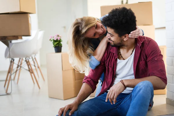 年轻夫妇开箱纸板箱在概念新搬家的爱情 — 图库照片