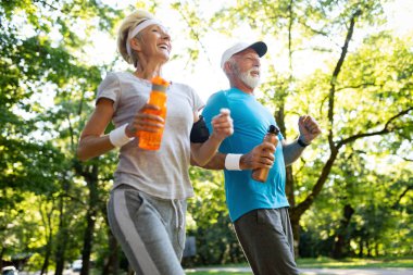 Fitness, spor, insanlar, egzersiz ve yaşam tarzı kavramı - çalışan Olgun çift