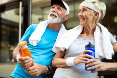 Üst düzey çift kalan sulu egzersiz yaptıktan sonra açık