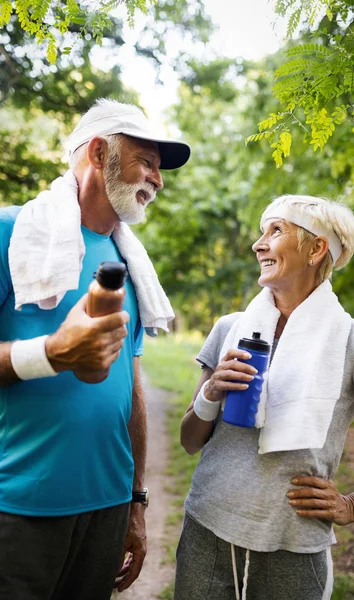 Fitness Sport Und Lifestylekonzept Glückliches Seniorenpaar Sportkleidung Freien — Stockfoto