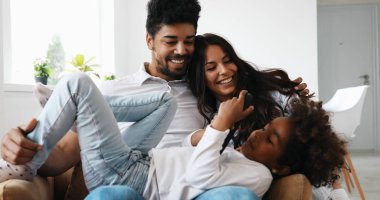 Mutlu aile birlikte onların evde televizyon izlerken