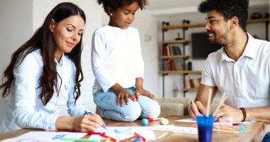 Mutlu aile çizim ve evde birlikte vakit