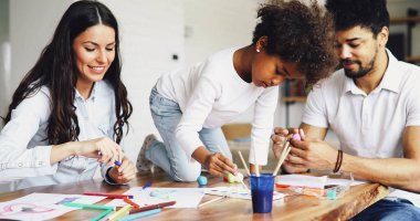 Mutlu aile evde birlikte vakit resmini