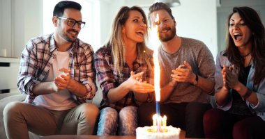 Neşeli genç arkadaşlar eğlenmeye üzerinde parti