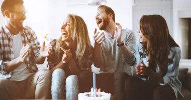 Neşeli genç arkadaşlar eğlenmeye üzerinde parti