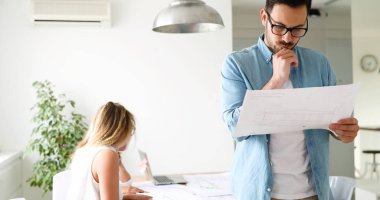 Takım Genç Mimarlar office proje hakkında tartışıyor