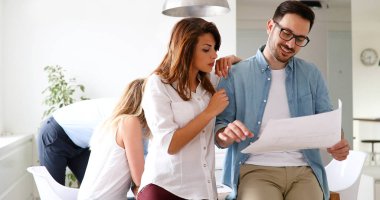 Grup genç Mimarlar proje üzerinde birlikte çalışma