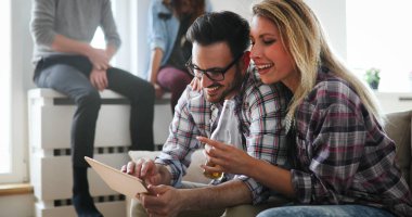 Evde tablet kullanarak aşık Romantik Çift