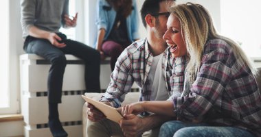 Evde tablet kullanarak aşık Romantik Çift