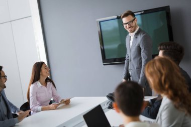 Modern toplantı odasında etmek ve iş kişi konferans