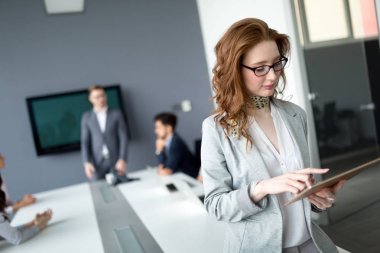 Modern toplantı odasında etmek ve iş kişi konferans