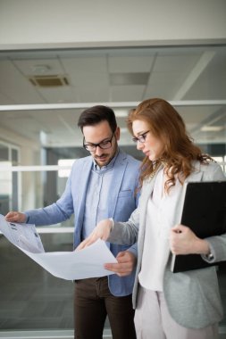 İşbirliği ve proje planları tartışırken profesyonel iş arkadaşları