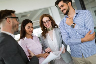 Ofiste iş proje üzerinde yaratıcı profesyonel iş adamları