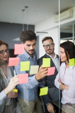 İş bürosunda çalışan iş adamlarının işbirliği ve analizi