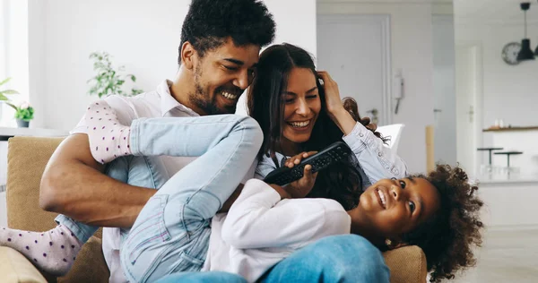 Joven Niña Feliz Disfrutando Del Tiempo Con Sus Padres Casa — Foto de Stock