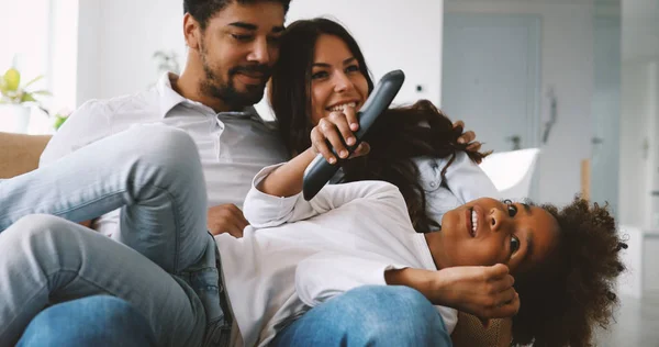 Família Feliz Assistindo Televisão Juntos Sua Casa — Fotografia de Stock