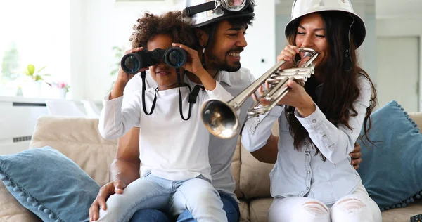 Família Feliz Divertindo Casa — Fotografia de Stock