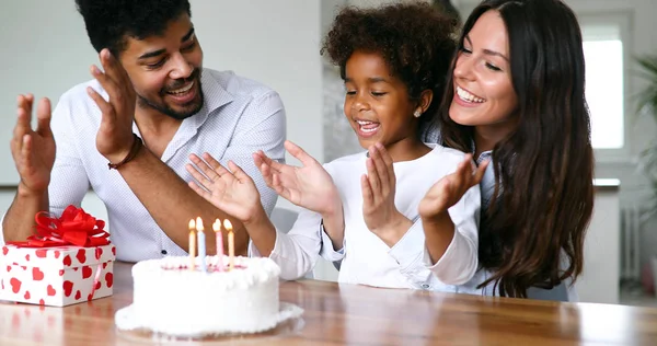 Evde Çocuklarının Mutlu Aile Kutluyor Doğum Günü — Stok fotoğraf