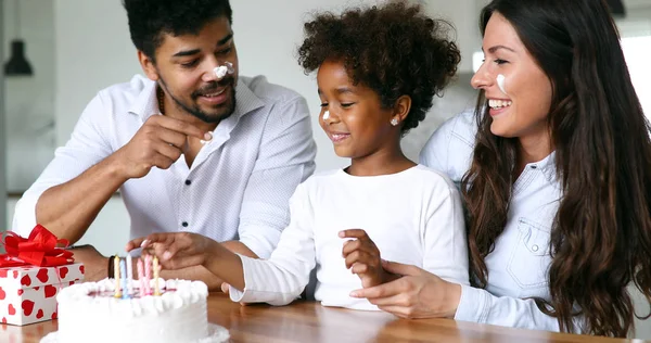 Mutlu Bir Aile Birlikte Mutfakta Masada Evde Doğum Günü Kutluyor — Stok fotoğraf