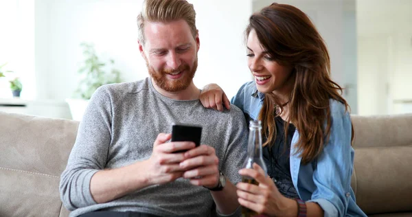 Jonge Mode Paar Liefhebbers Spelen Met Mobiele Smartphone — Stockfoto