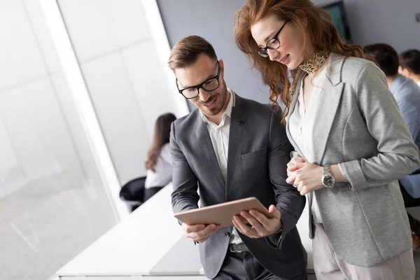 Compañeros Negocios Felices Oficina Moderna Usando Tableta — Foto de Stock