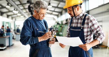 Öğretim bilgisayarlı Çıraklar için kullanım cnc metal işleme makineleri fabrikasında mühendis