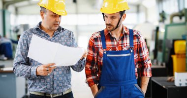 Demir çelik metal sanayi fabrikasında çalışan bir yakışıklı mühendisi portresi