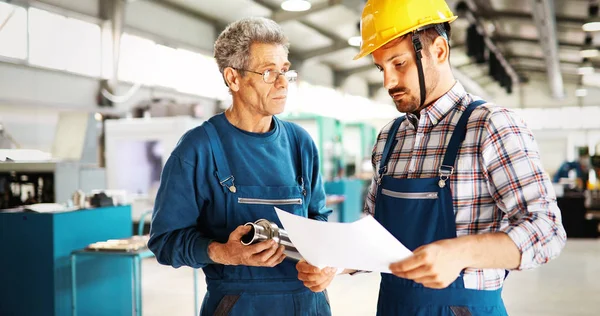 Engenheiro Aprendizes Ensino Para Usar Máquinas Processamento Metal Cnc Computadorizados — Fotografia de Stock