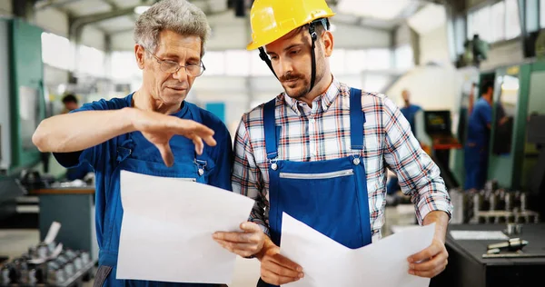 Engenheiro Aprendizes Ensino Para Usar Máquinas Processamento Metal Cnc Computadorizados — Fotografia de Stock