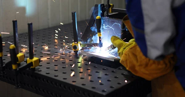 Worker Cutting Metalsheet Torch Bright Sparks Fabication Factory — Stock Photo, Image