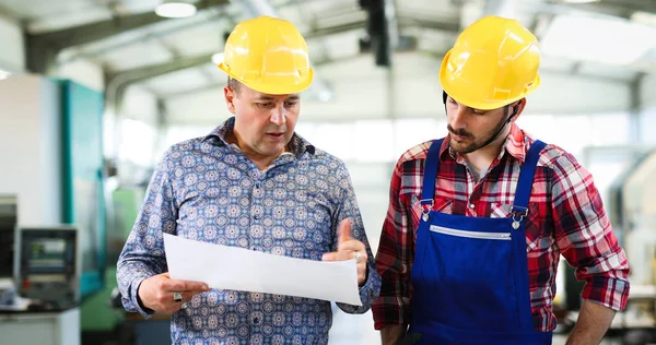 Retrato Ingeniero Guapo Que Trabaja Fábrica Industria Del Metal — Foto de Stock