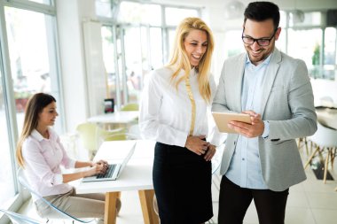 Birlikte modern ofiste çalışan iş muhasebeciler