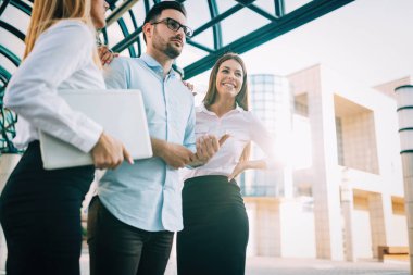 Resim açık duran genç çekici iş ortakları