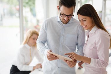Modern ofiste tablet kullanan mutlu iş arkadaşları