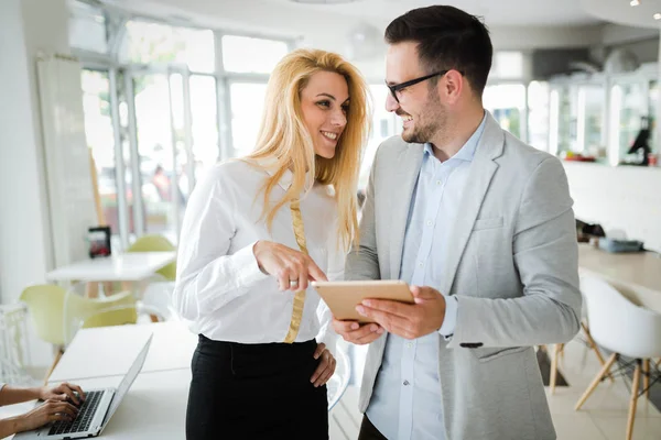 Jóvenes Empresarios Que Trabajan Informática Oficina Moderna — Foto de Stock