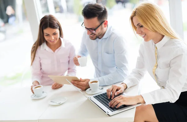 Equipo Trabajo Alegre Oficina Trabajando Juntos Ordenador Portátil — Foto de Stock