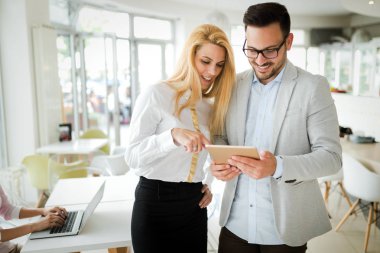 Ofiste eğleniyor iş adamları