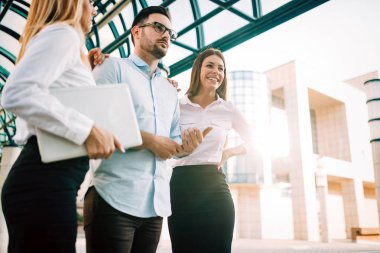 Açık havada toplantı akıllı iş ve ofis arkadaşları
