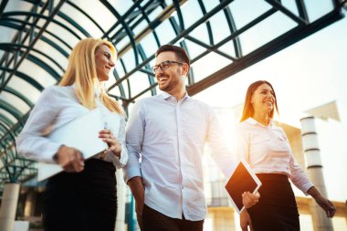 İş adamları iş yerinde eğleniyor ve sohbet ediyorlar.