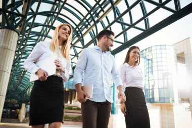 Genç iş arkadaşları talikng ve gülümseyen açık