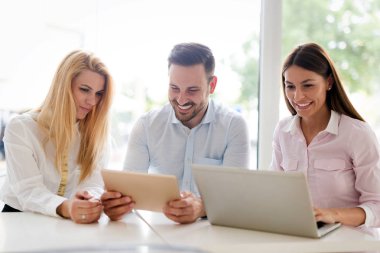 İş arkadaşları yeni fikirleri tartışıyor ve modern bir ofiste beyin fırtınası yapıyorlar.